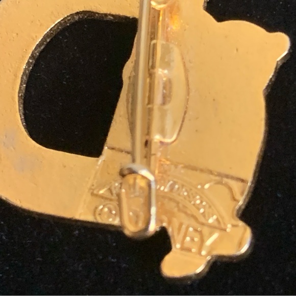 Disney C Clasp Gold Tone Pin Winnie the Pooh Alphabet Character pin Letter "D” - Picture 3 of 6